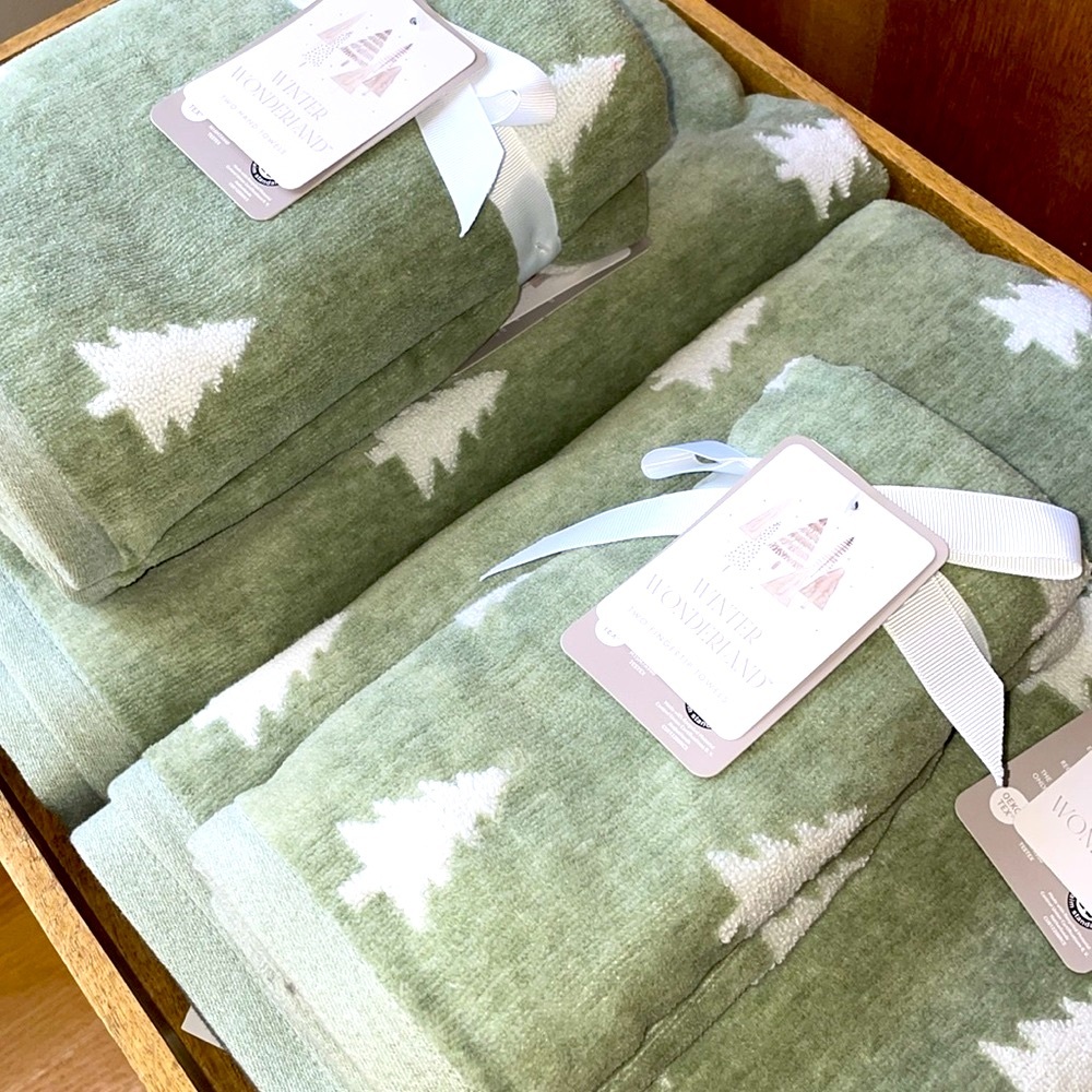 🌲Holiday Bath Towel Set 🌲 NWT! Perfect for the entire winter season ❄️ - Picture 9 of 15